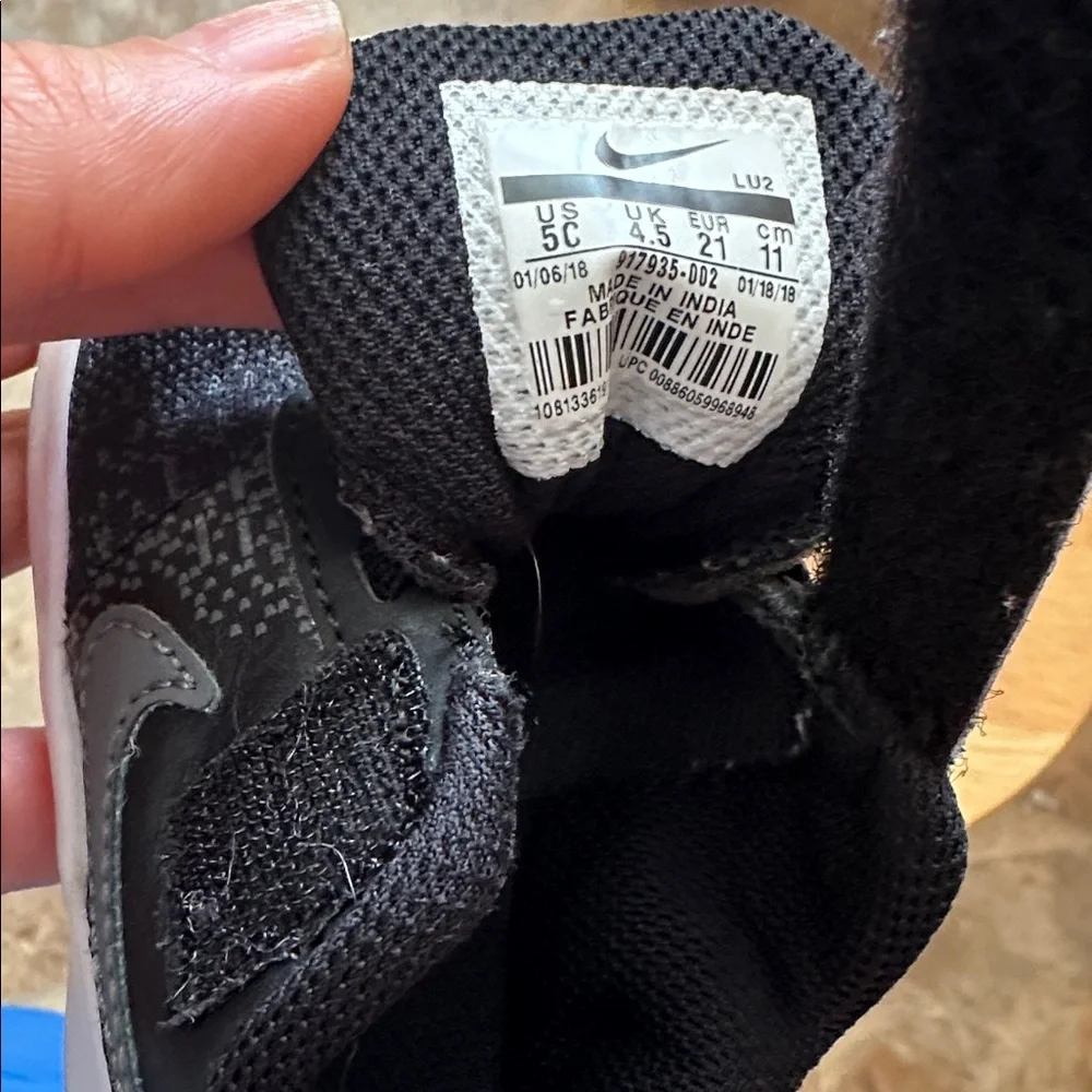 Size 5 toddler, Nike tennis shoes - Picture 4 of 4